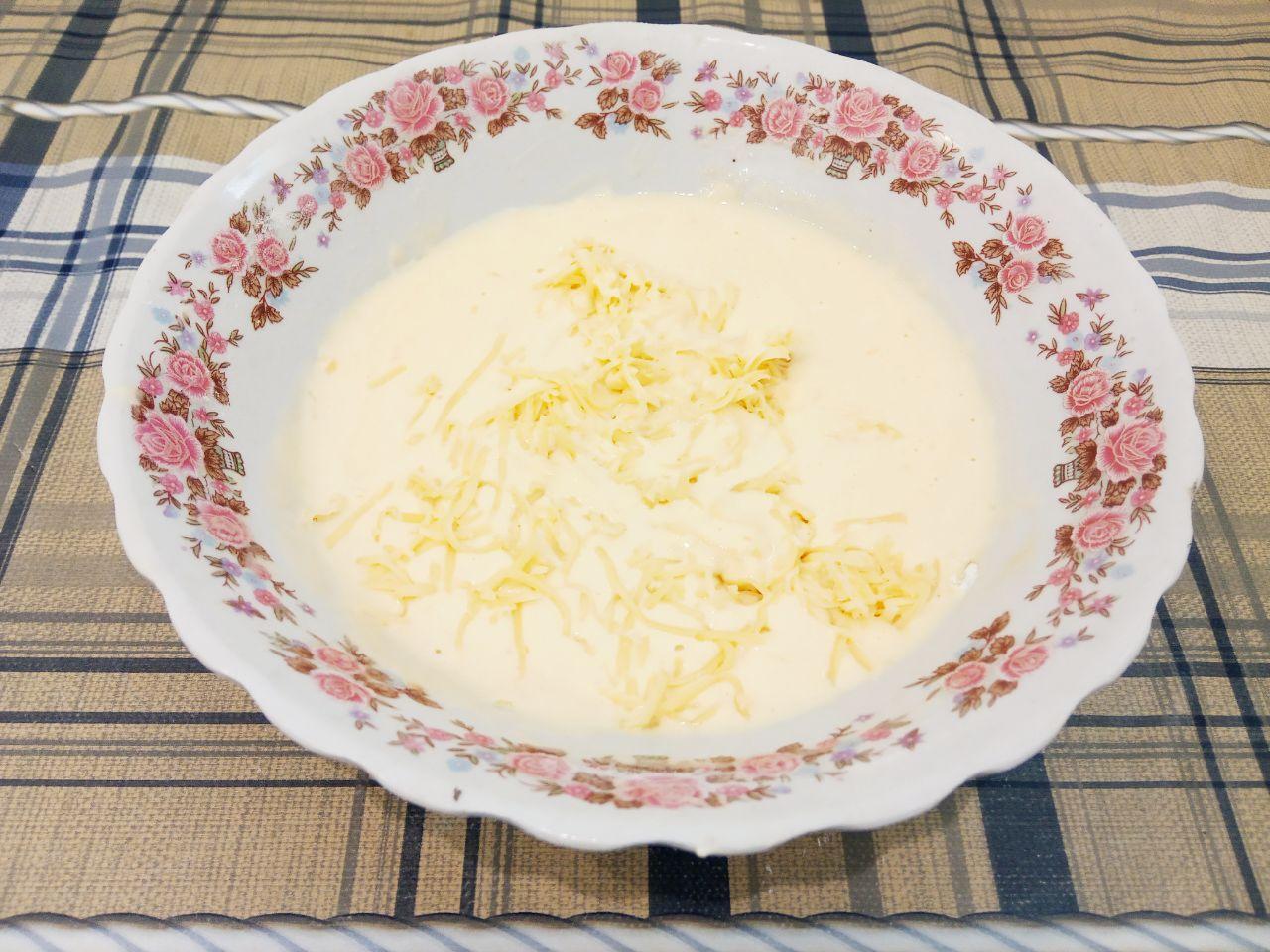 Кабачки в кляре, сытно и вкусно: Кладем тертый сыр и перемешиваем.