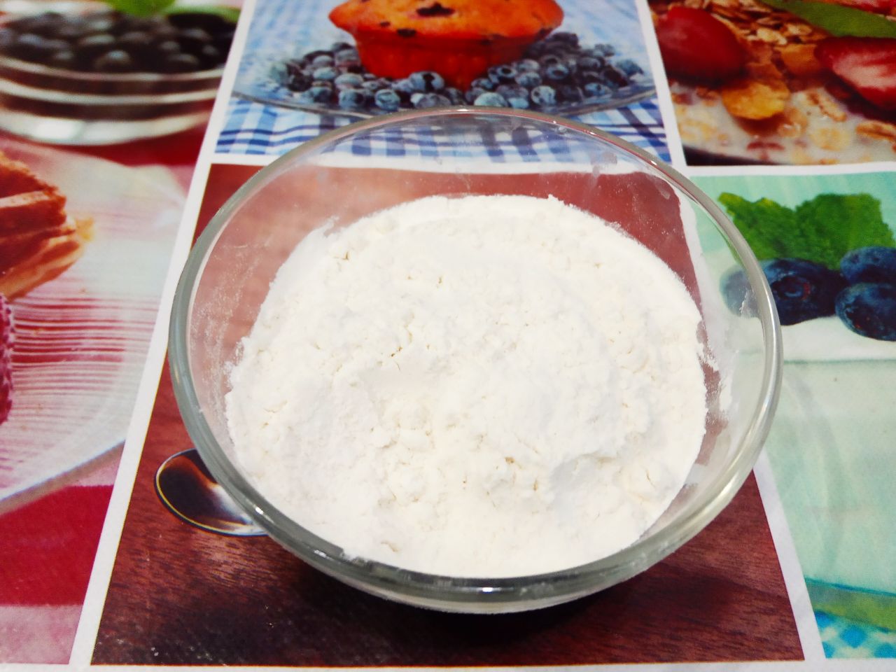 Кексы из манной крупы, на йогурте, воздушные и ароматные: Муку смешиваем с разрыхлителем для теста и просеиваем через мелкое сито.