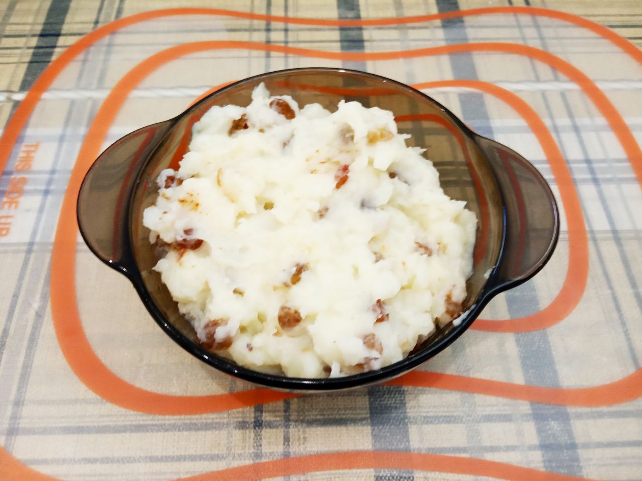 Воздушные и нежные булочки с заварным кремом и изюмом: Ставим сотейник на огонь, постоянно размешиваем, доводим до кипения и кипятим пока не загустеет. Снимаем крем