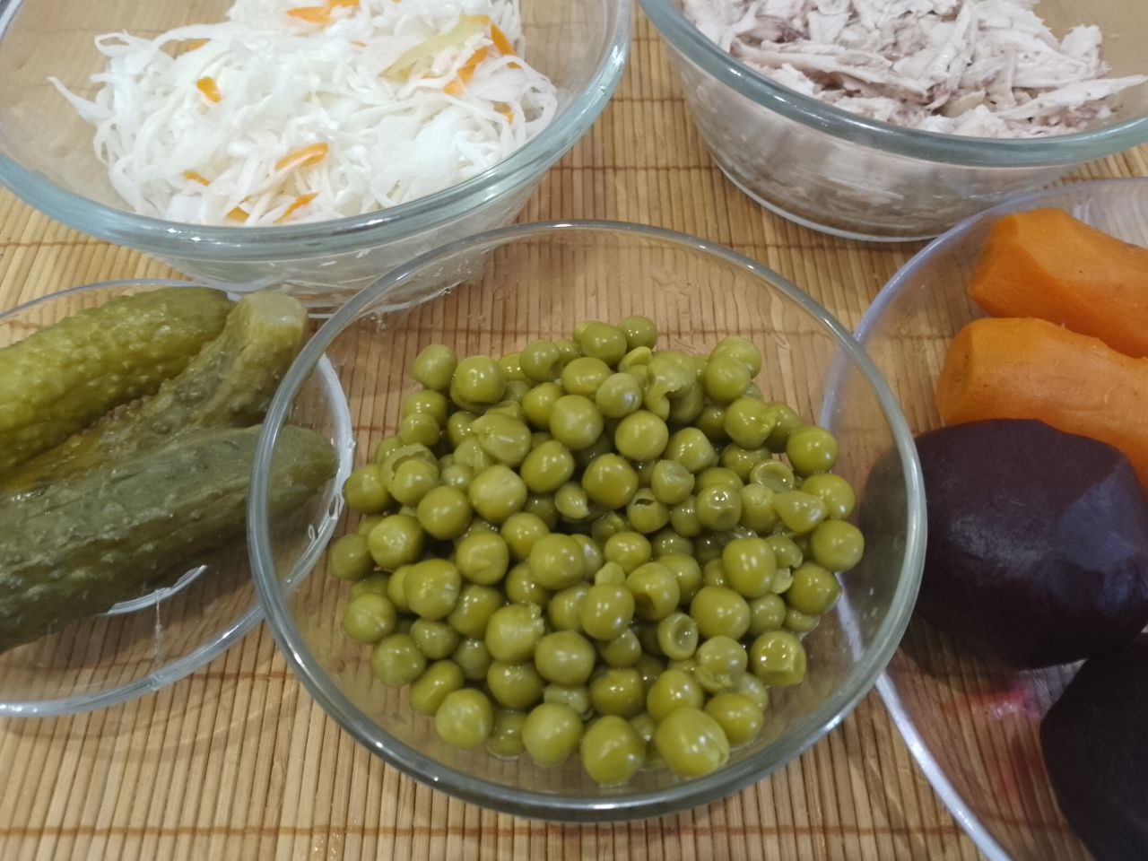 Салат из куриного мяса, свеклы и овощей, полезный и сытный