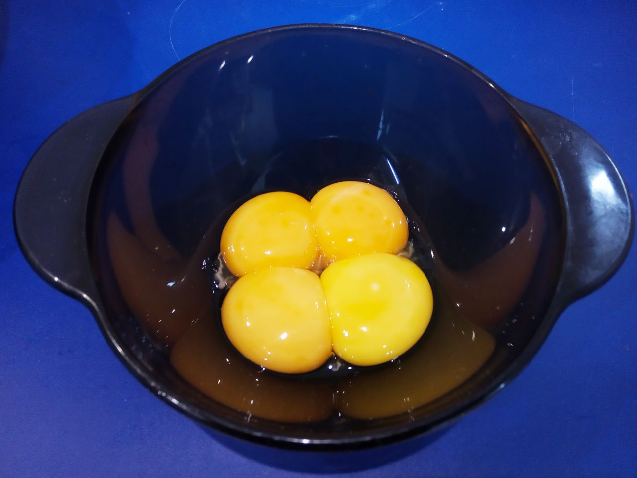 Бисквитный рулет с начинкой из персиков, вкусно и аппетитно: Добавляем желтки и размешиваем.