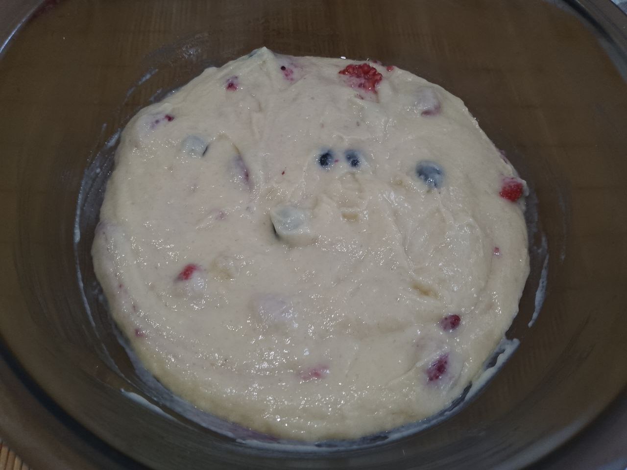 Мягкие вафли с ягодами, просто и вкусно: Добавляем ягоды и перемешиваем.