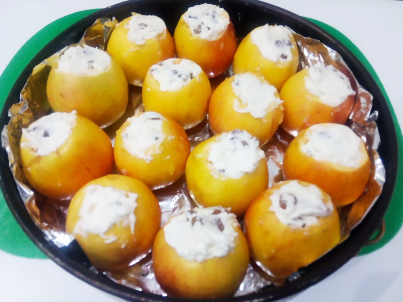 Нежные и сочные запеченные яблоки с творогом и изюмом: Форму застилаем пергаментом, или фольгой. Укладываем яблоки в форму.