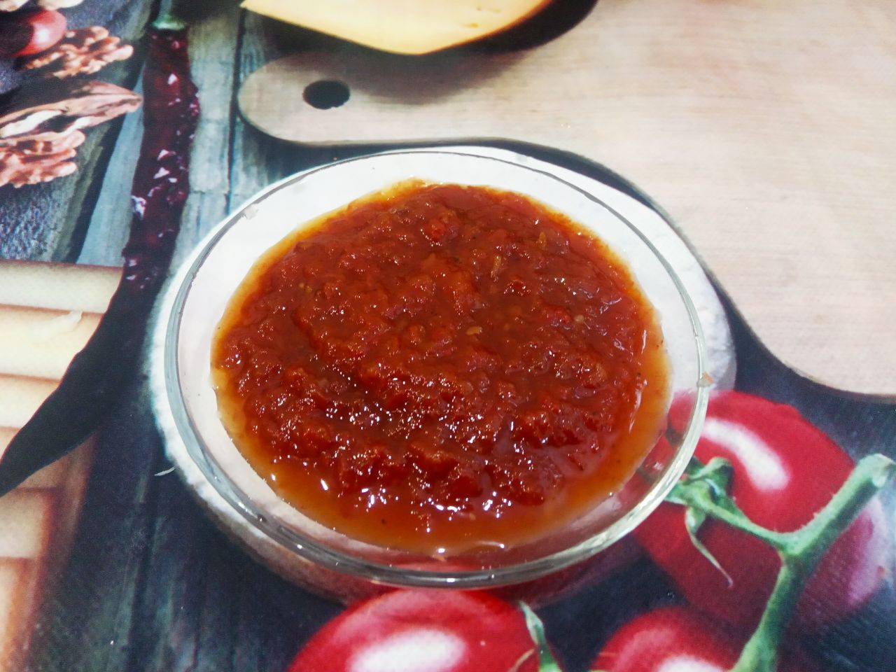 Красная чечевица тушеная с овощами и мясными шариками: Добавляем томатную пасту, перемешиваем.