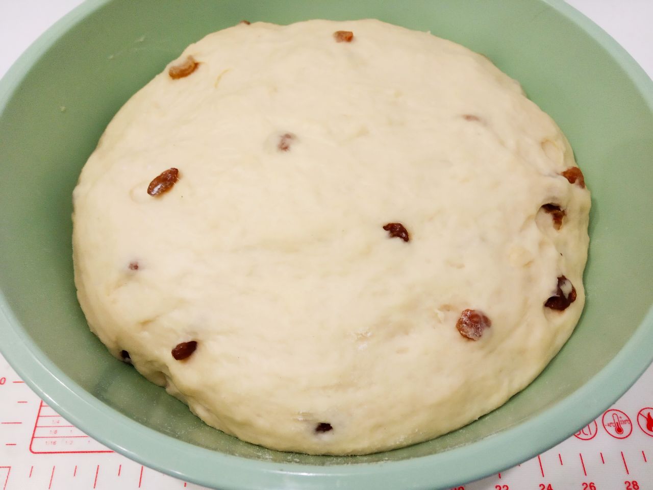 Булочки с изюмом в мучной крошке, воздушные и вкусные: Тесто накрываем и ставим в теплое место для подъема.