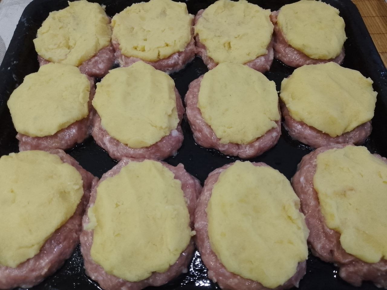 Стожки из мяса, грибов, сыра и картофельного пюре, сытные и аппетитные: Из пюре формируем такое же количество лепешек и укладываем на мясные.