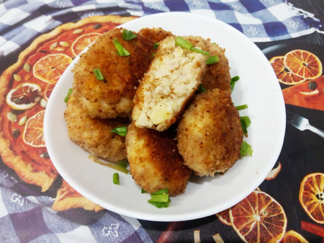 Простой рецепт нежных котлет из фарша и пюре: Складываем котлеты в сковороду или противень и ставим в разогретую духовку на 20 минут. Я не всегда котлеты