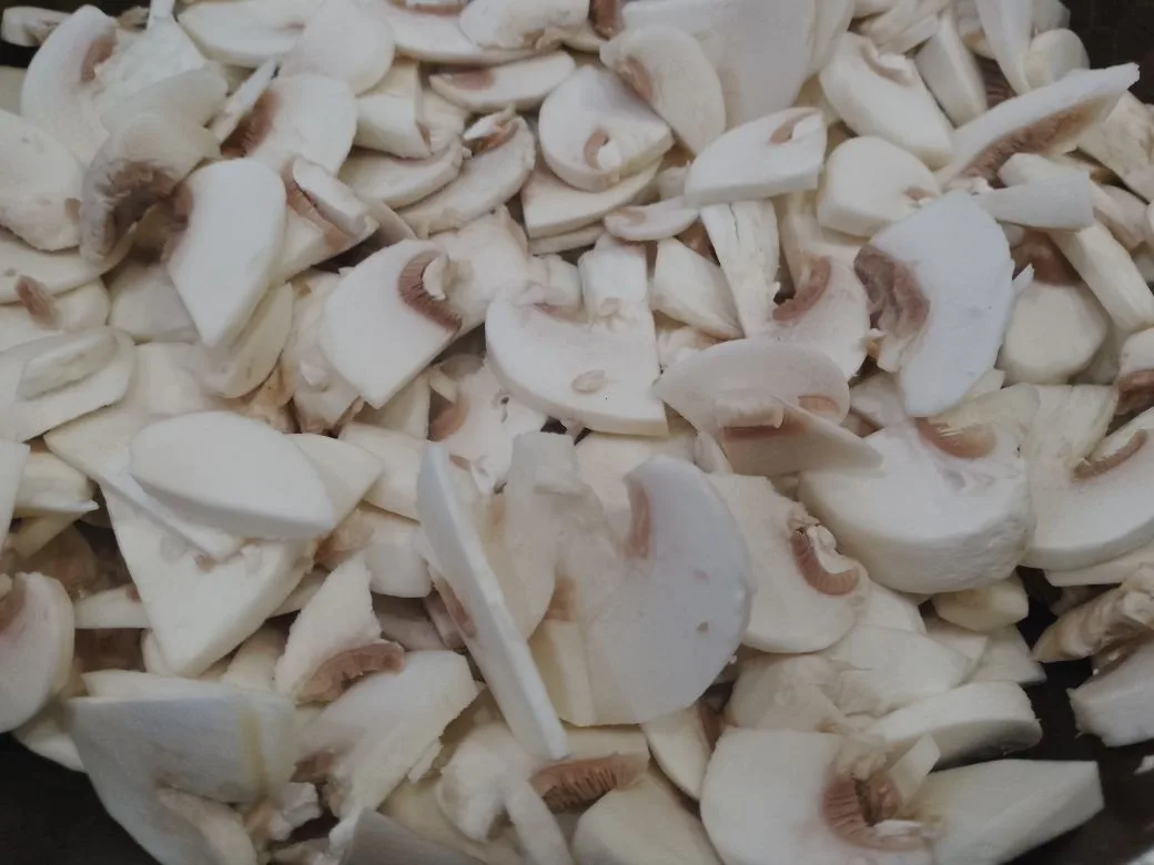 Картофель с начинкой из куриного мяса, шампиньонов и сыра: Разогреваем сковороду с растительным маслом выкладываем шампиньоны и обжариваем до испарения жидкости.