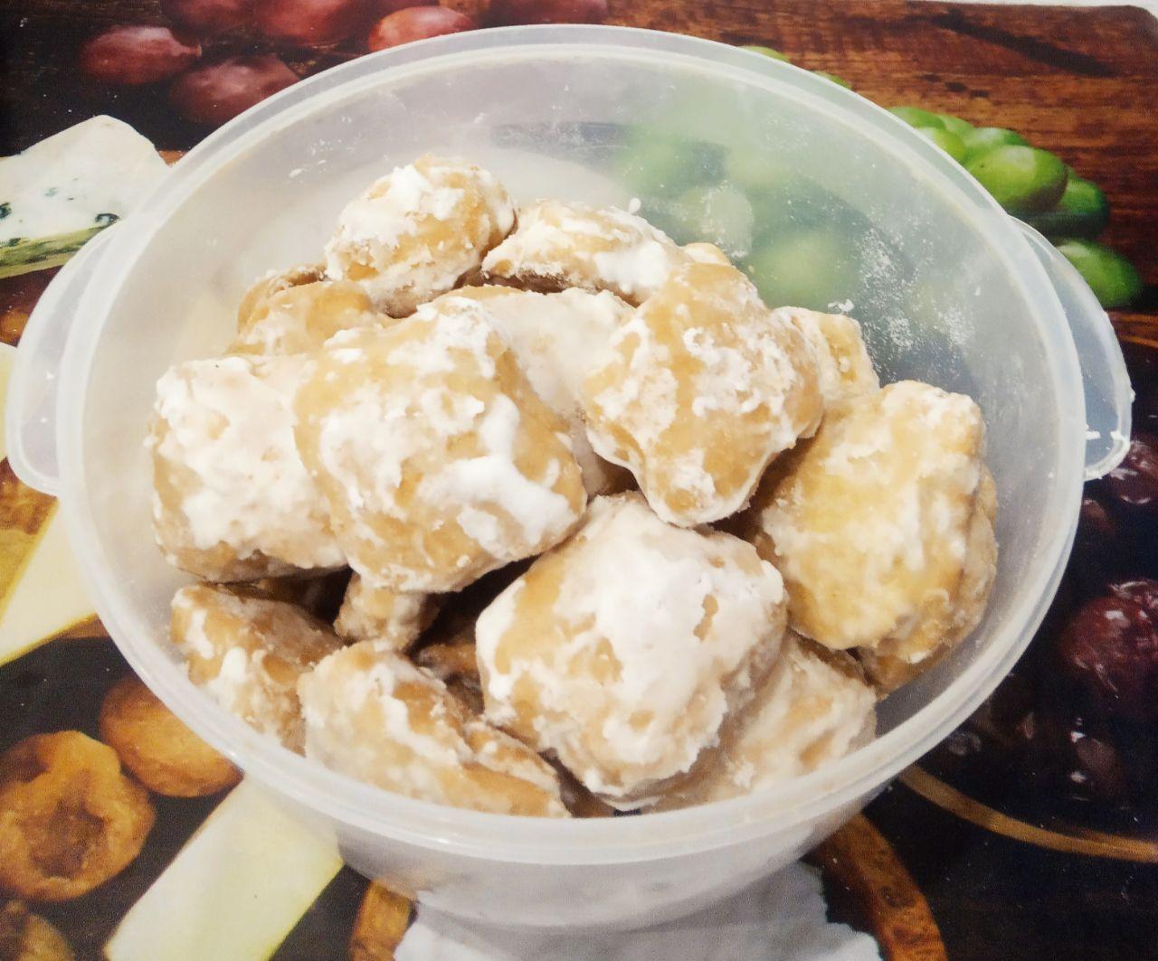 Пряники в молочной глазури, вкусно и аппетитно: Теплой глазурью поливаем охлажденные пряники в чаше или в миске удобнее, перемешиваем деревянной ложкой пока