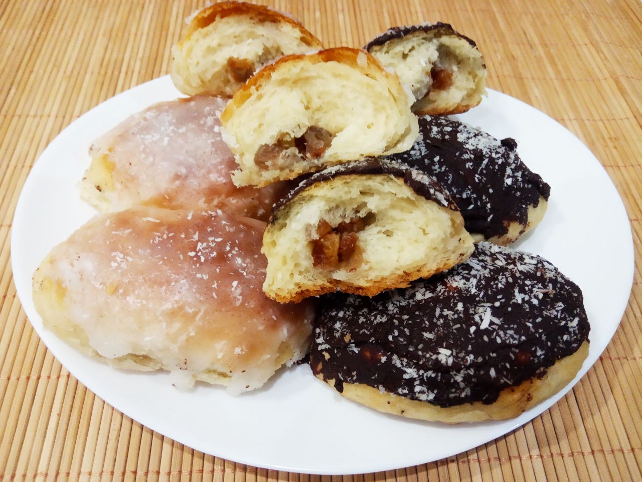 Воздушные и мягкие булочки с изюмом, в сахарной глазури