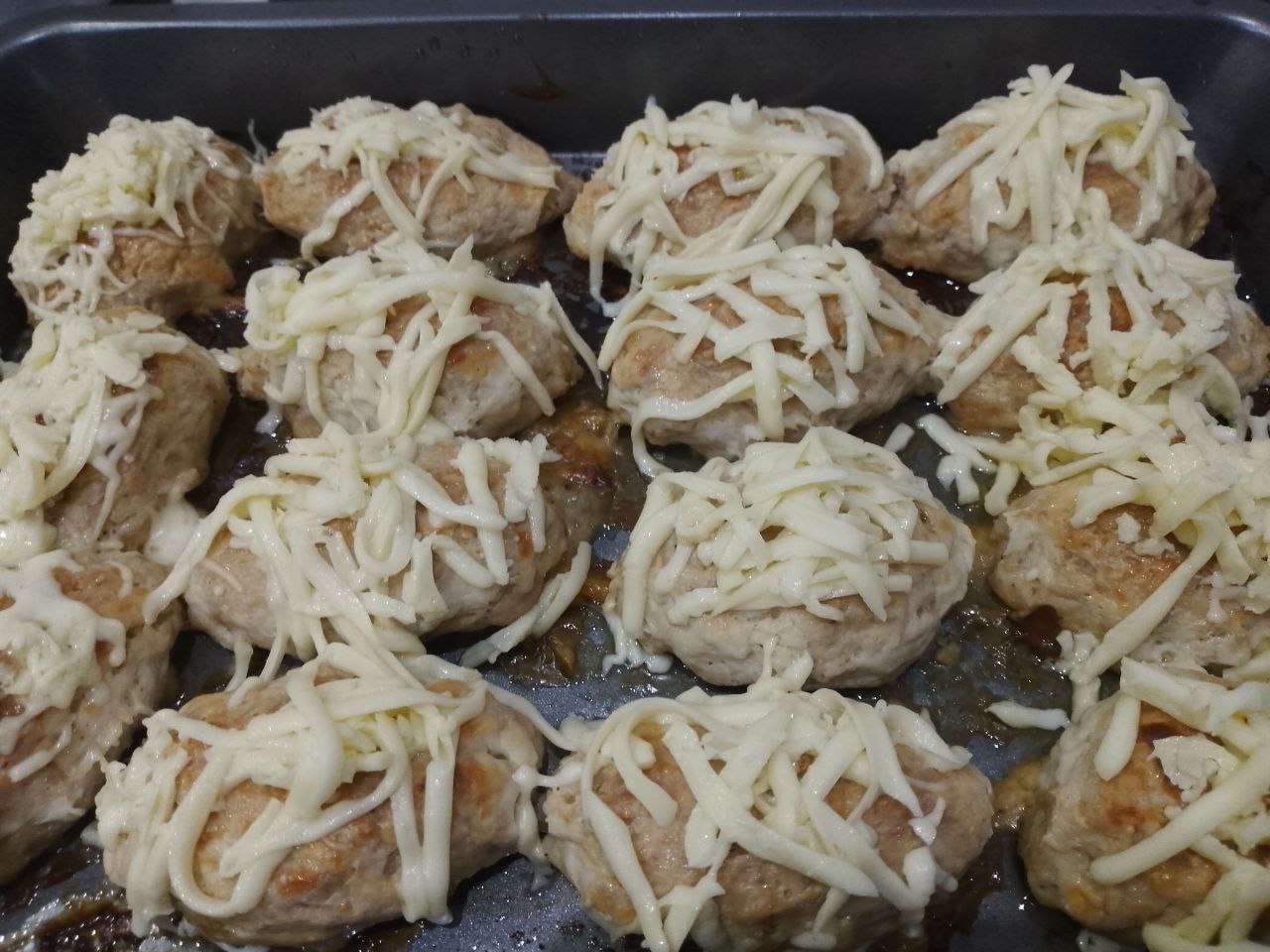 Зразы из куриного мяса, грибов и сыра, в духовке: В конце запекания посыпаем зразы тертым сыром и ставим ещё на 5 минут.
