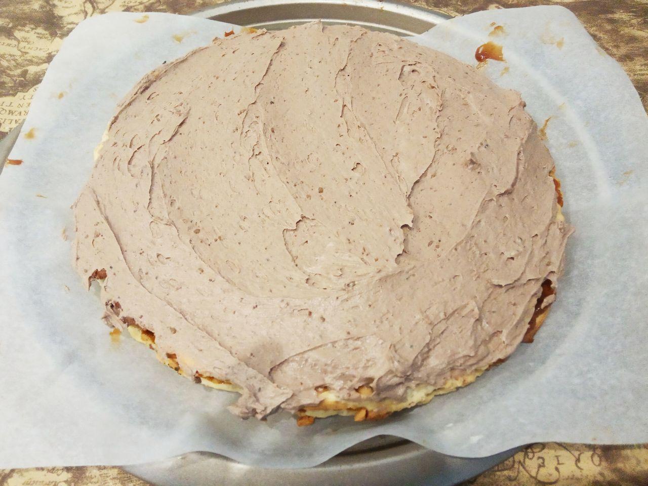 Песочный ореховый торт с нежным шоколадно масляным кремом: Следующие коржи и бока торта промазываем кремом.