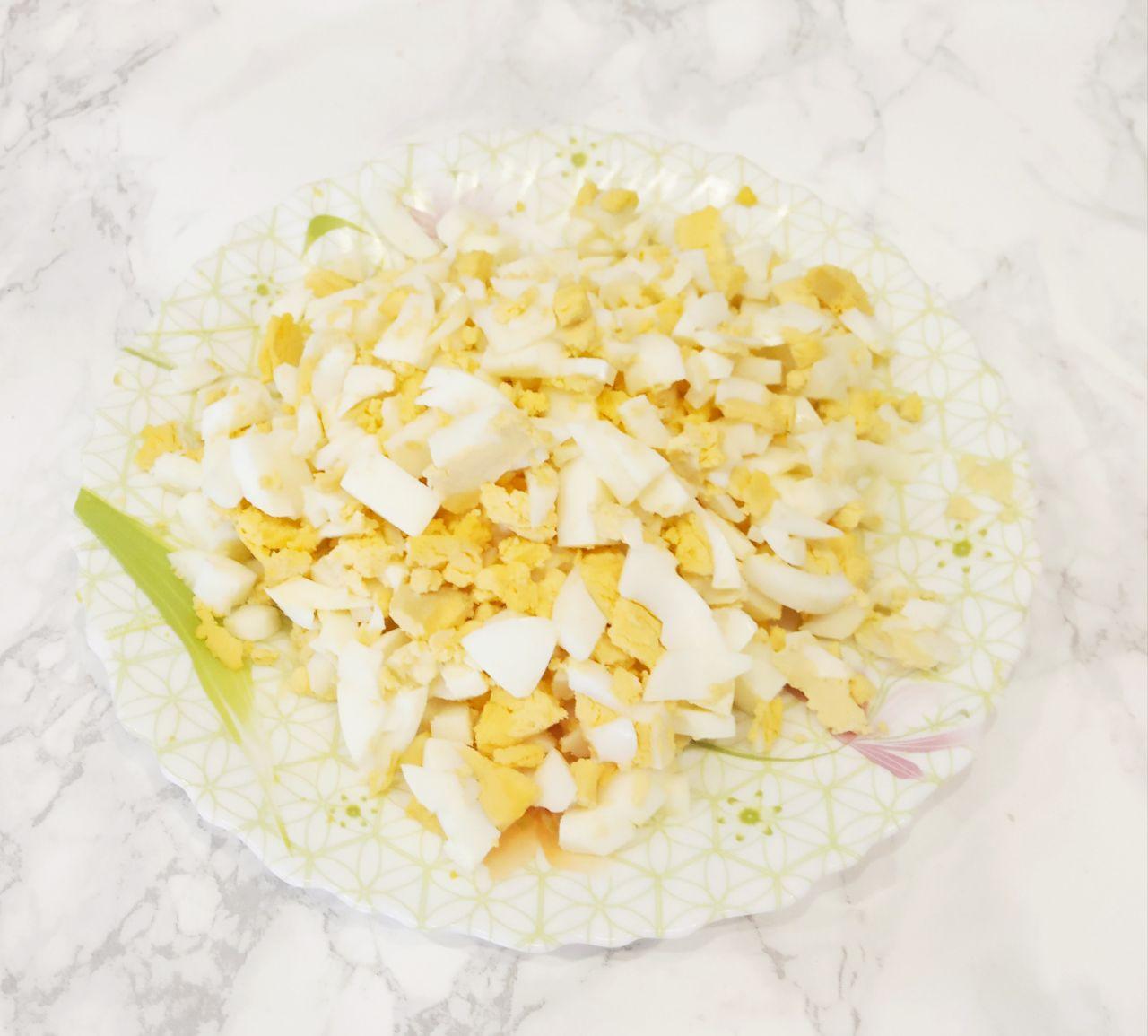 Зеленый борщ из щавеля, вкусный и аппетитный: Яйца вареные мелко нарезаем и добавляем в борщ в конце варки.