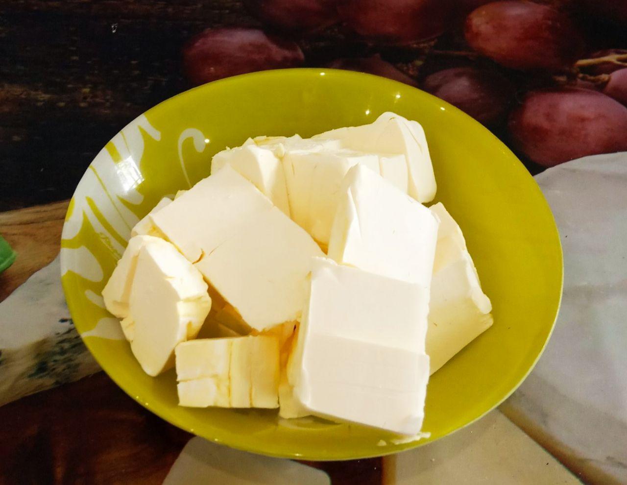 Пряники в молочной глазури, вкусно и аппетитно: В конце замешивания добавляем измельченный размягченный маргарин. Готовое тесто должно получится мягким и