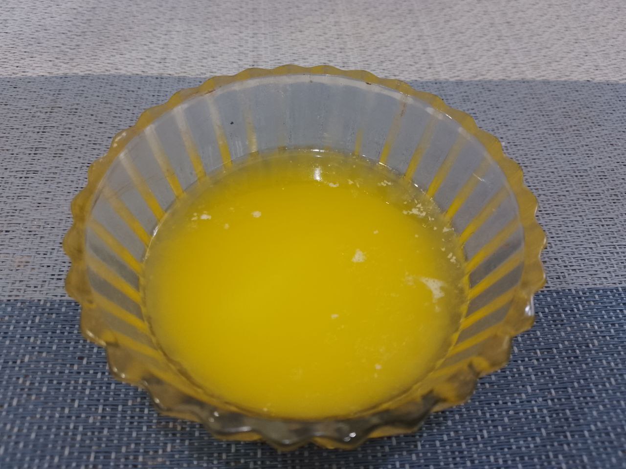Вафли мягкие воздушные, с шоколадом и кунжутом: Сливочное масло растапливаем и тоже выливаем в смесь, хорошо размешиваем.
