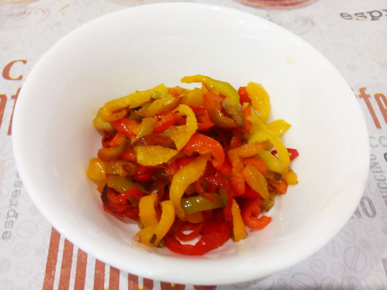 Картофельные гнёзда с мясной начинкой, сладким перцем и сыром: Сладкий перец у меня замороженный, размораживаю и нарезаю полосками, обжариваю на растительном масле.