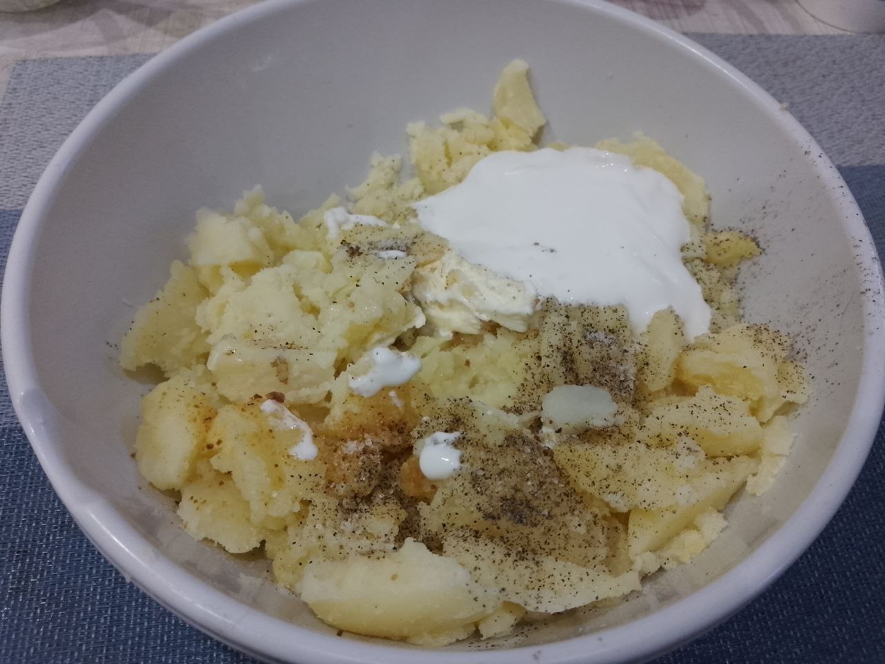 Картошка крошка нежная ароматная и сытная: Середину картофеля разминаем до однородности, добавляем сливочное масло, сметану, соль, молотый перец и