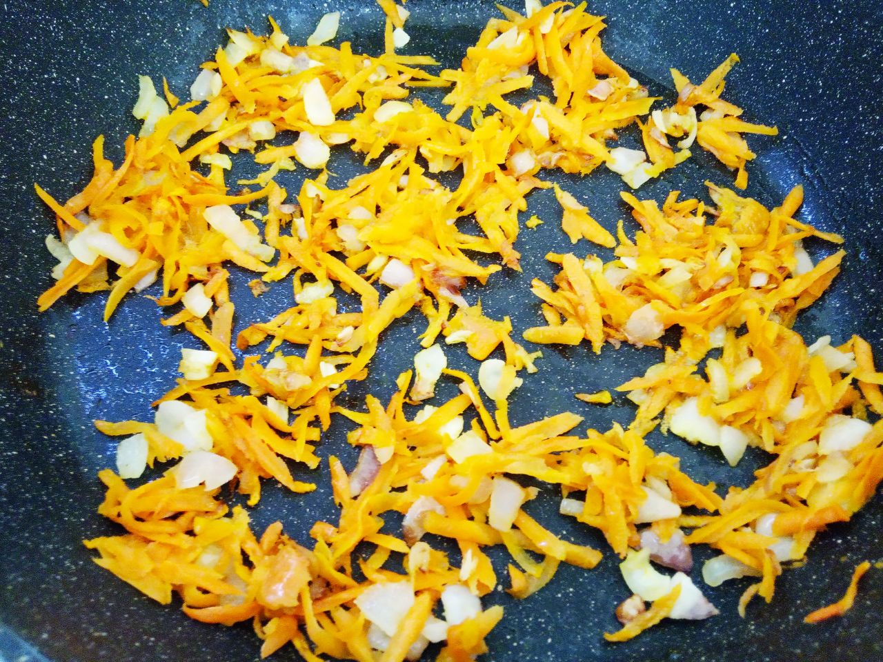 Капустные биточки с фаршем и соусом в духовке: Добавляем морковь и обжариваем несколько минут.