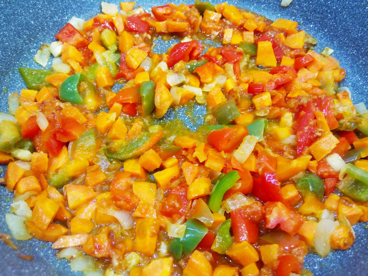 Чесночные стрелки с овощами, томатным соусом и мясным фаршем: Кладем полоски перца и разведенную томатную пасту кипяченой водой, тушим несколько минут.