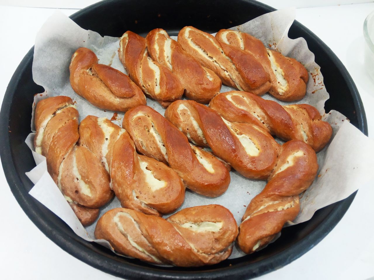 Шоколадные булочки из заварным кремом, нежные и воздушные: Духовку разогреваем до 180 С и ставим булочки для выпекания, выпекаем булочки около 20 минут.