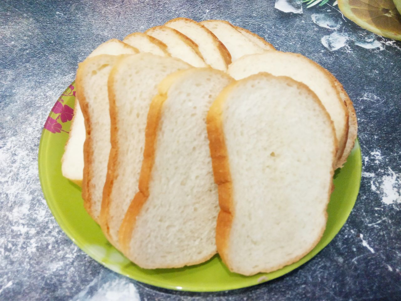 Горячие бутерброды на завтрак, просто и вкусно: Батон нарезаем ломтиками или покупаем батон нарезанный ломтиками.