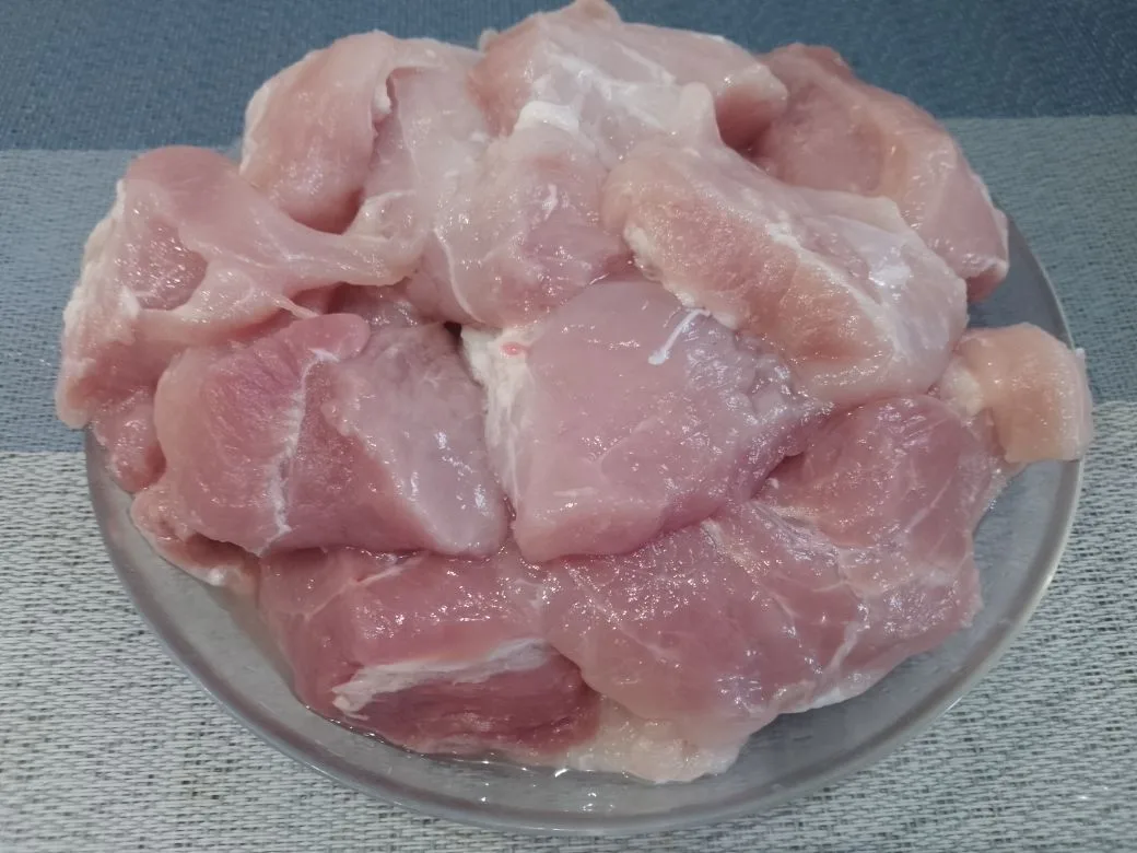 Тушеное мясо свинины с овощами: Мясо промываем под проточной водой, обсушиваем и нарезаем на куски нужного размера.