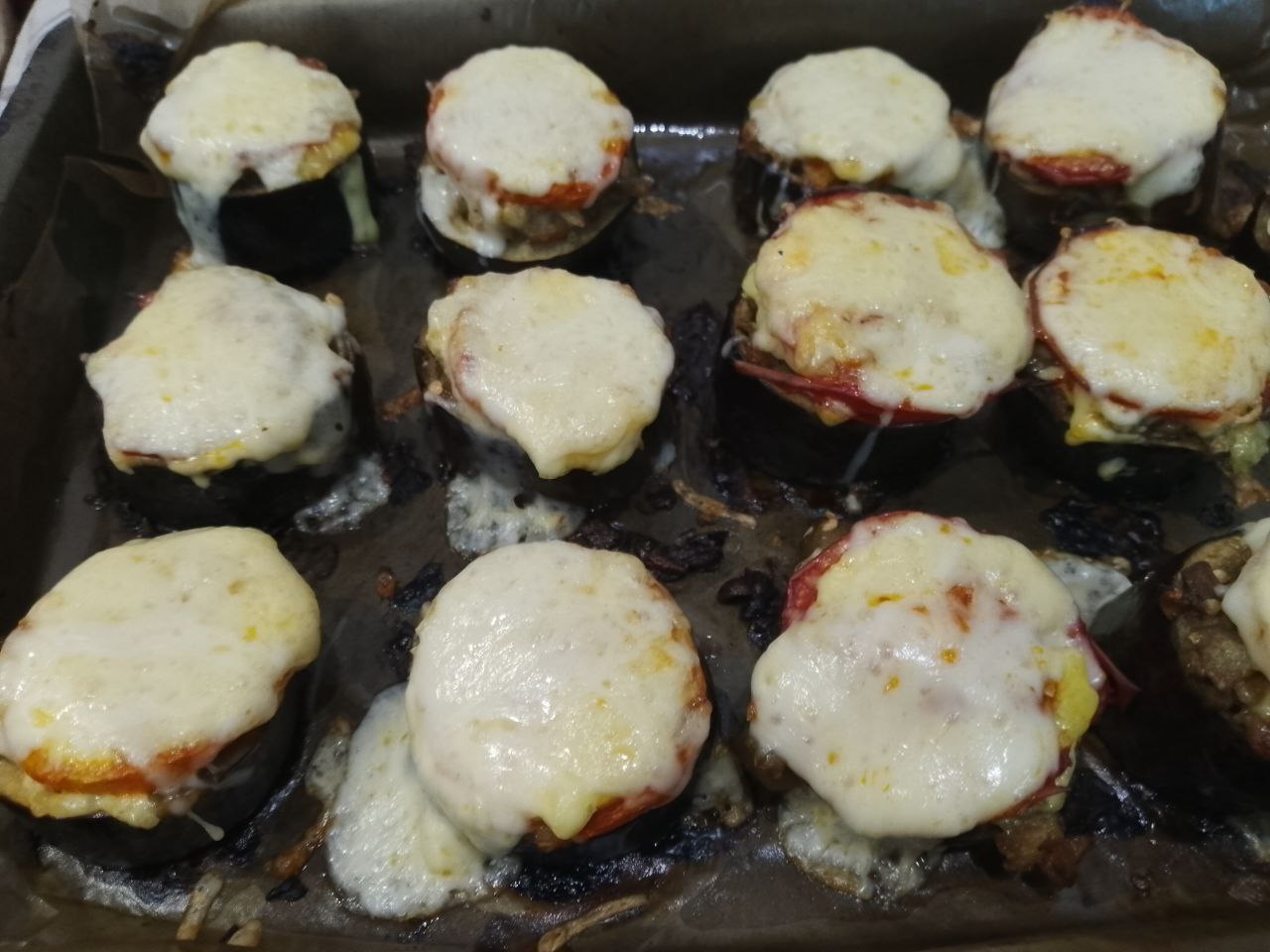 Баклажаны с мясной начинкой и сыром запеченные в духовке: В конце запекания достаем баклажаны и посыпаем тертым сыром, ставим на 5 минут, чтобы сыр расплавился.