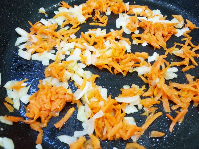 Рецепт гречневого супа с куриными мясом: Кладем тертую морковь в обжаренный лук и обжариваем несколько минут.