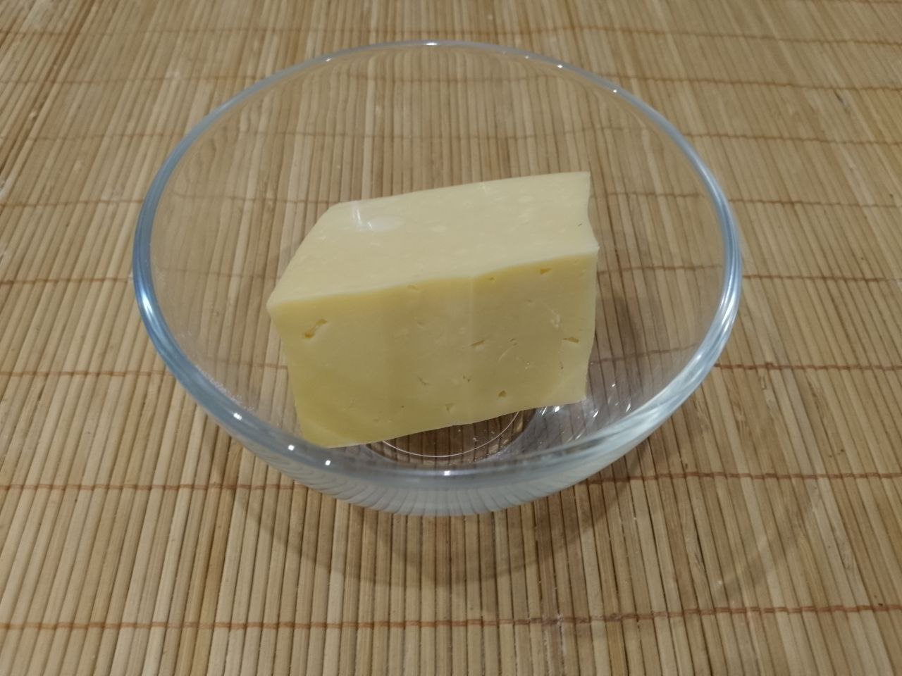 Драники с сыром, яйцом и сметаной: Сыр натираем на средней терке.
