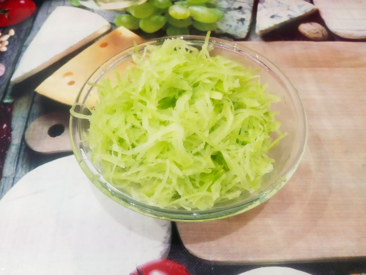 Салат из редьки, куриного филе и яиц, вкусный и сытный: Редьку очищаем от кожуры, промываем водой, натираем на терке и заливаем холодной водой на 10 минут, чтобы