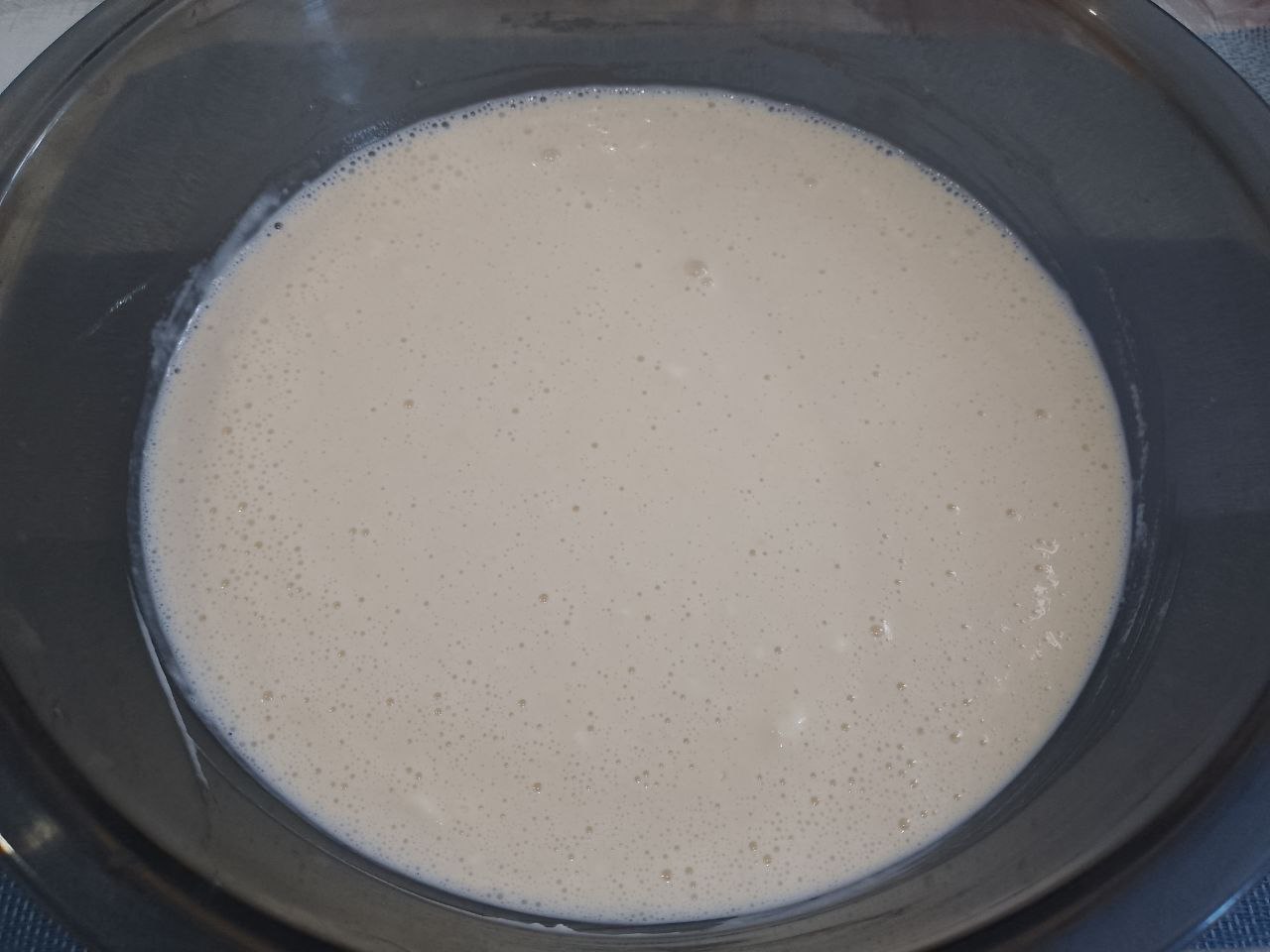 Блинчики с начинкой из куриного мяса и сыра, вкусные и сытные: Молоко подогреваем и теплое добавляем в смесь, размешиваем миксером.