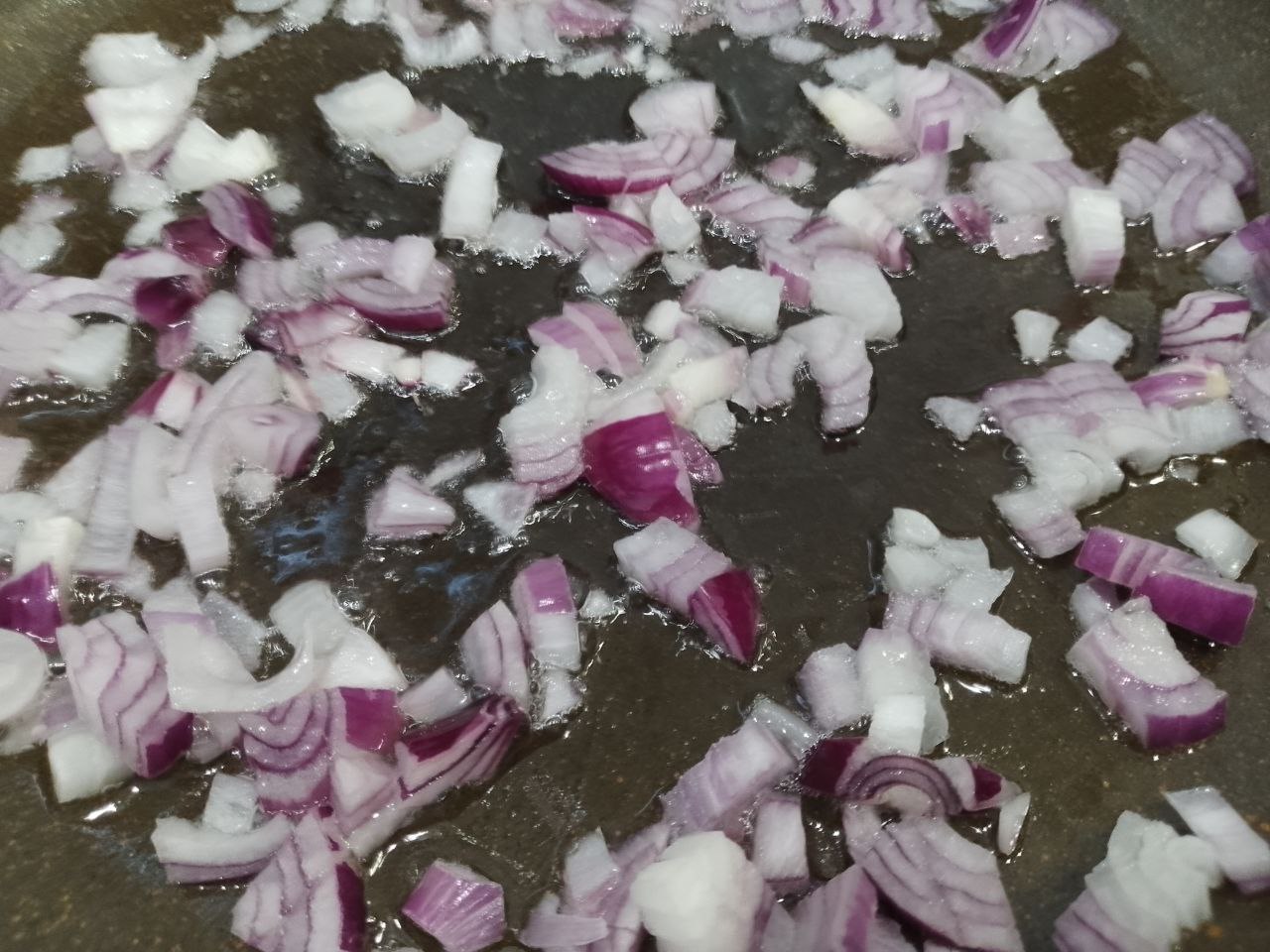 Запеченные в духовке, баклажаны с овощами, фаршем и сыром: Разогреваем сковороду с растительном маслом, кладем лук и обжариваем до золотистого цвета.