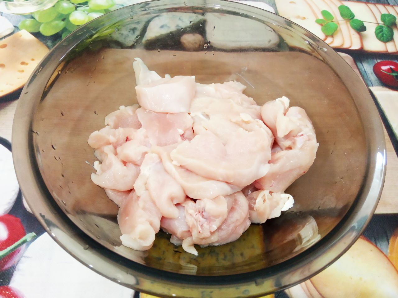 Мясо с соусом из овощей, к макаронным изделиям: Филе промываем, просушиваем и разрезаем на небольшие полоски.