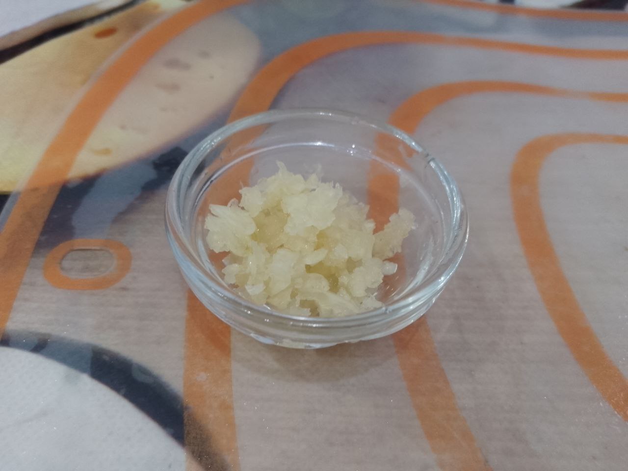 Баклажаны по-кубански, вкусные и аппетитные: Чеснок очищаем, промываем и продавливаем через чесночницу.