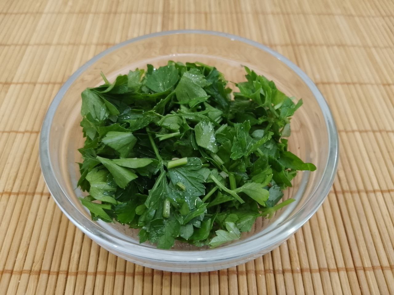Салат из жареных баклажанов, помидоров, перца, чеснока и зелени, вкусный и аппетитный: Петрушку промываем водой, просушиваем и измельчаем.