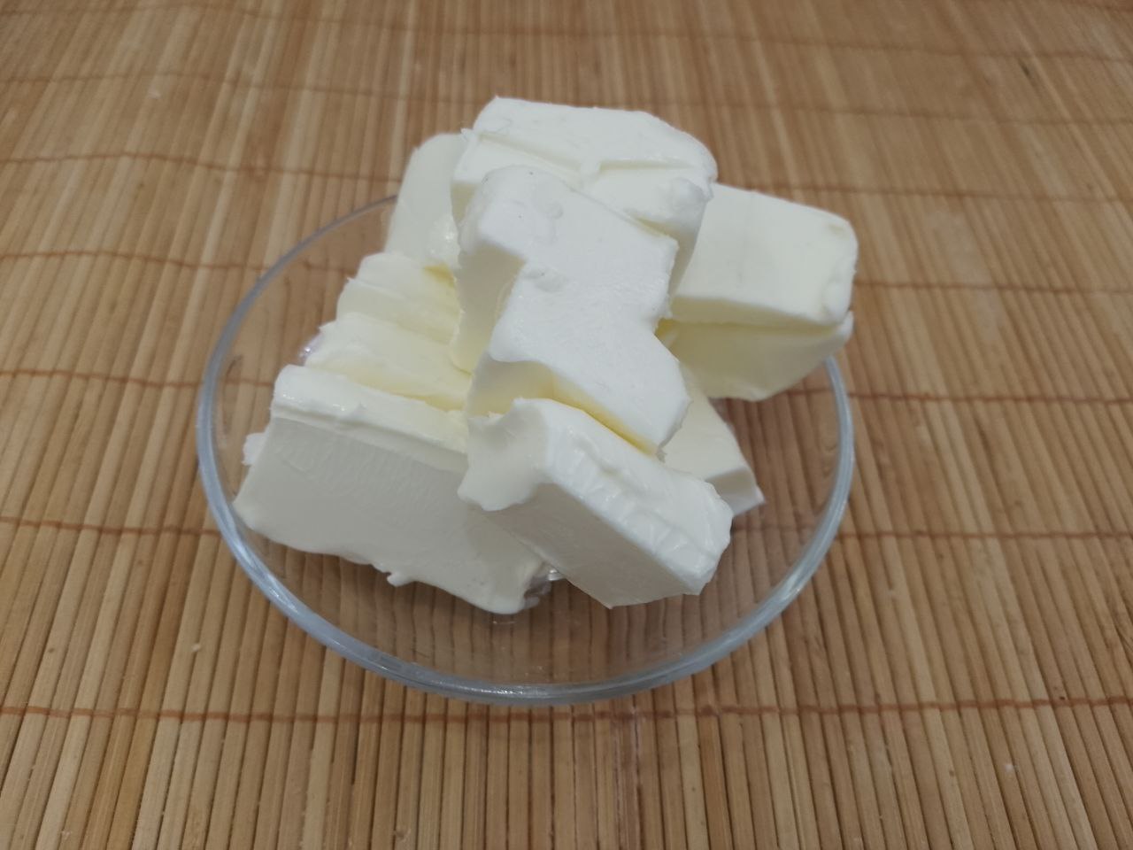 Торт с нежным кремом из сливок и творожного сыра, очень вкусный: Сначала приготовим медовые коржи для торта.