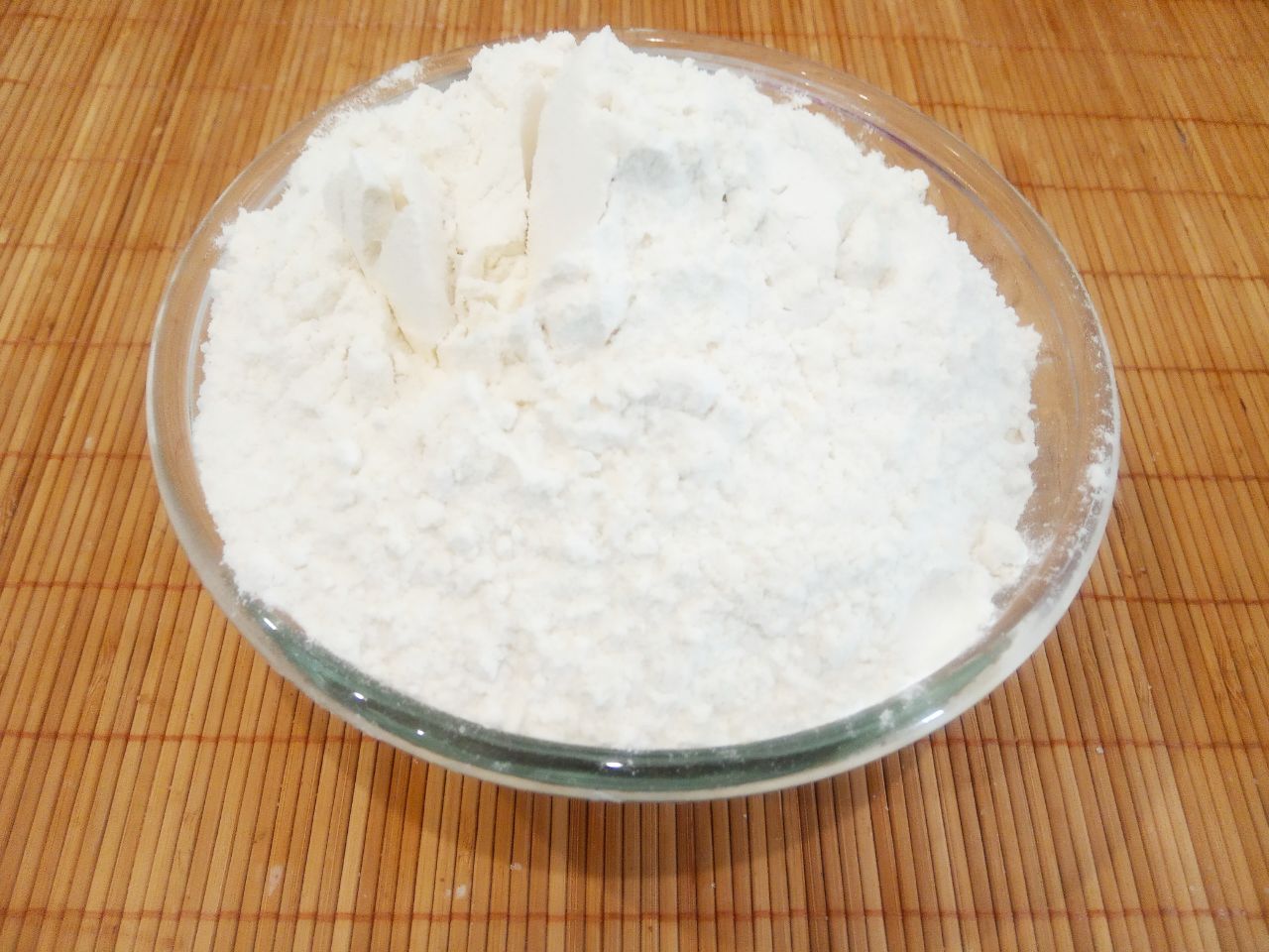 Вафли шоколадные, мягкие, ароматные и вкусные: Какао смешиваем с мукой и просеиваем через сито.