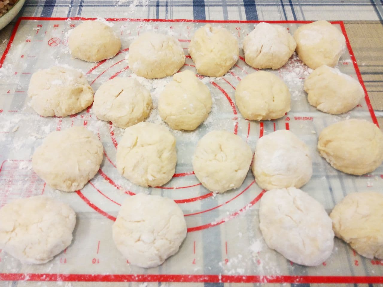 Пирожки с мясной начинкой из картофельного дрожжевого теста, жареные на сковороде: Тесто разделяем на небольшие кусочки.