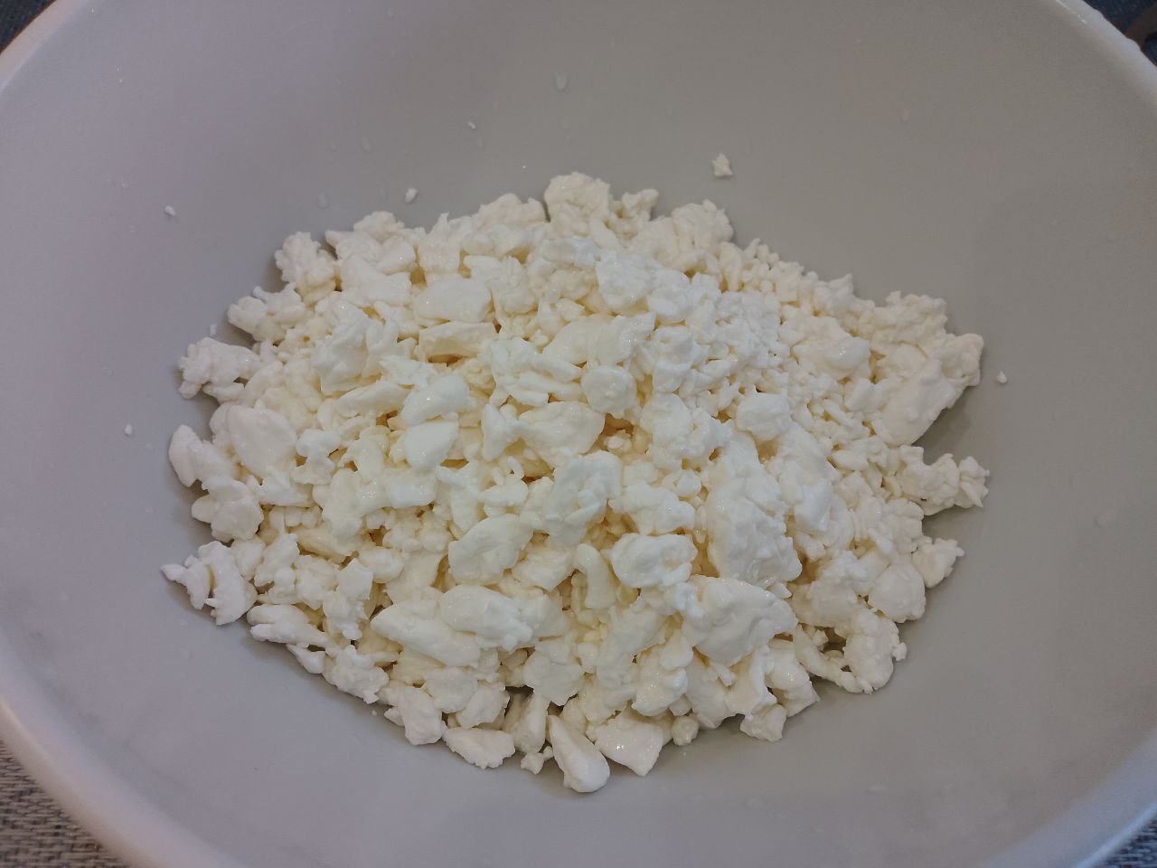 Вкусный апельсиновый десерт из желе и творога: Творог с сахаром хорошо растираем блендером. Творог лучше всего домашний, он лучше всего взбивается. Сахар