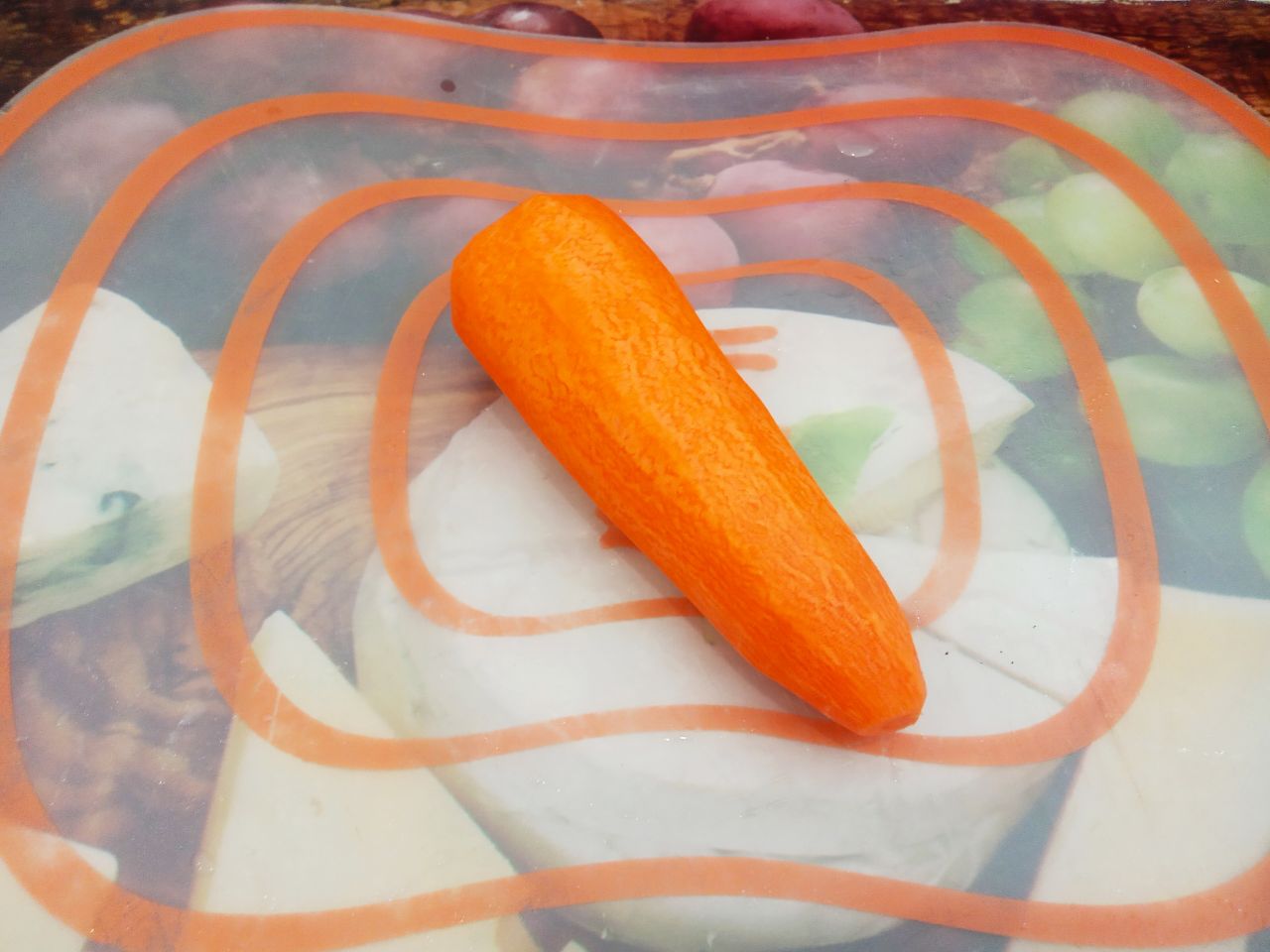 Бутерброды с паштетом из куриной печени и зеленью: Морковь очищаем, промываем и натираем на крупной терке.