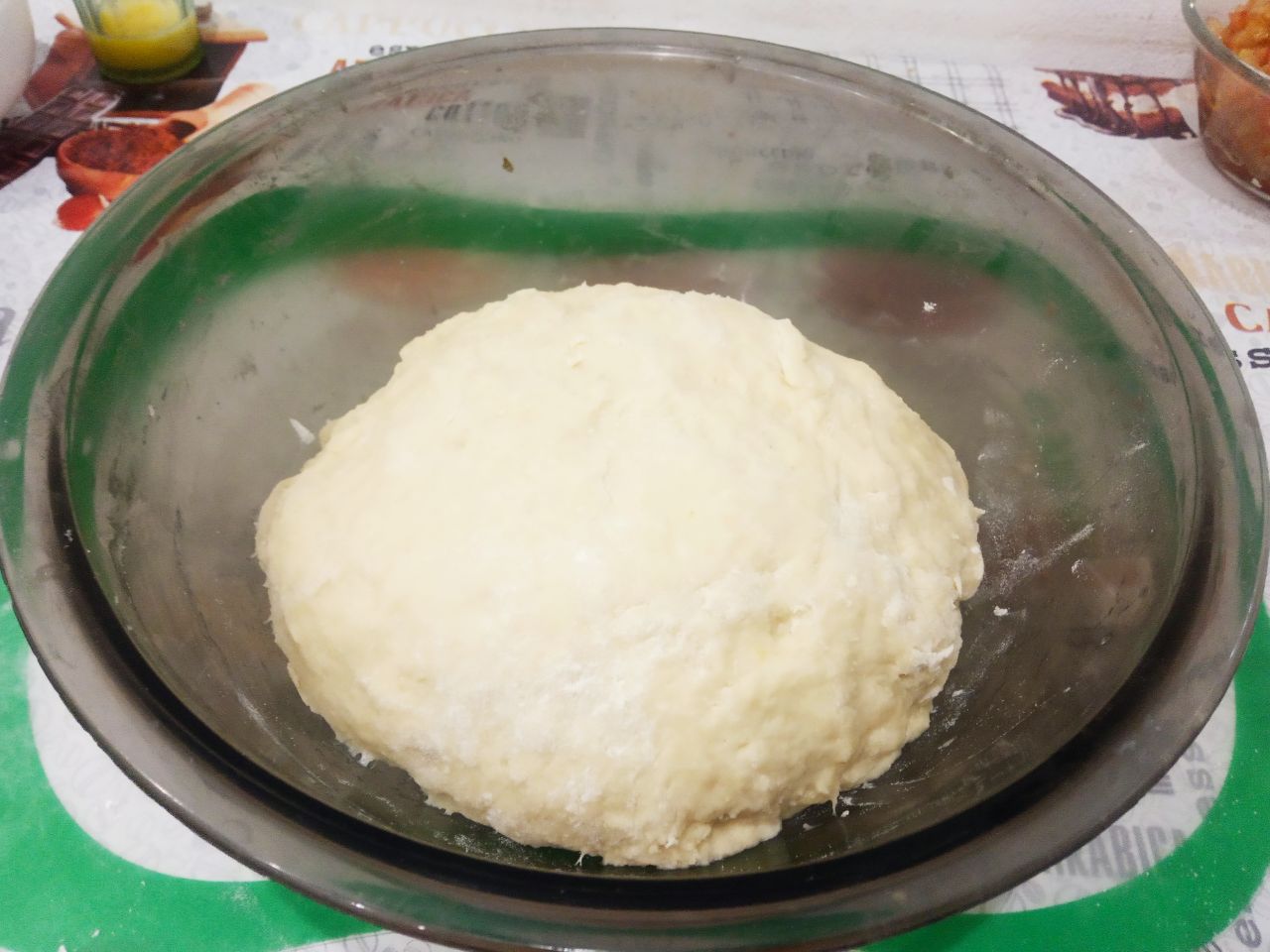Мягкие и рассыпчатые булочки на кефире, с начинкой из тушеных яблок: Муку просеиваем через мелкое сито и соединяем с яичной смесью. Замешиваем мягкое и нежное тесто.