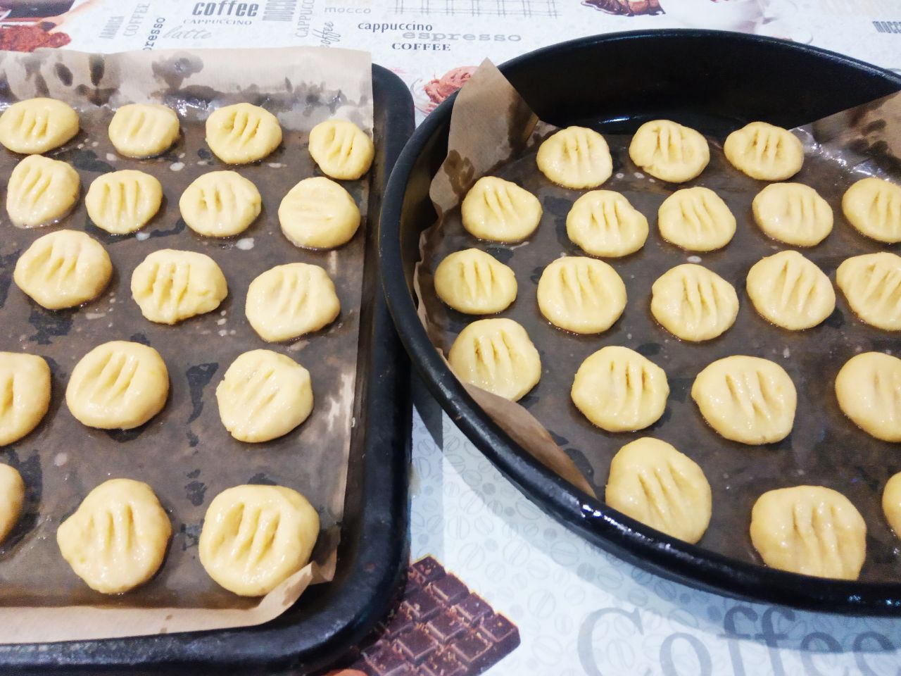 Мандариновое печенье на растительном масле, мягкое и рассыпчатое: Сверху смазываем взбитым яйцом.