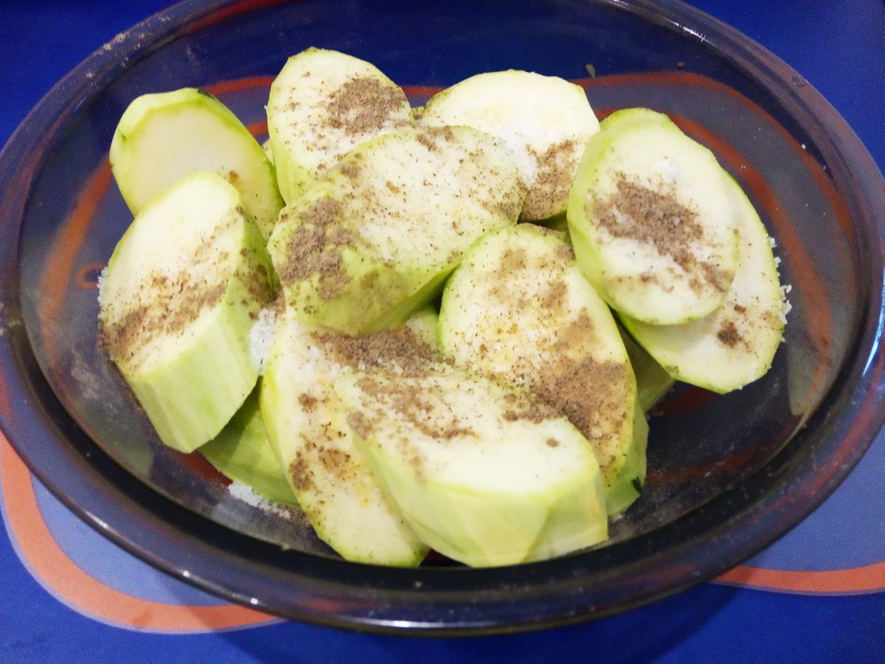 Запеченные кабачки в кляре, с сыром и помидорами: Солим и перчим по вкусу, перемешиваем и оставляем на полчаса,чтобы пропитались. А тем временем приготовим
