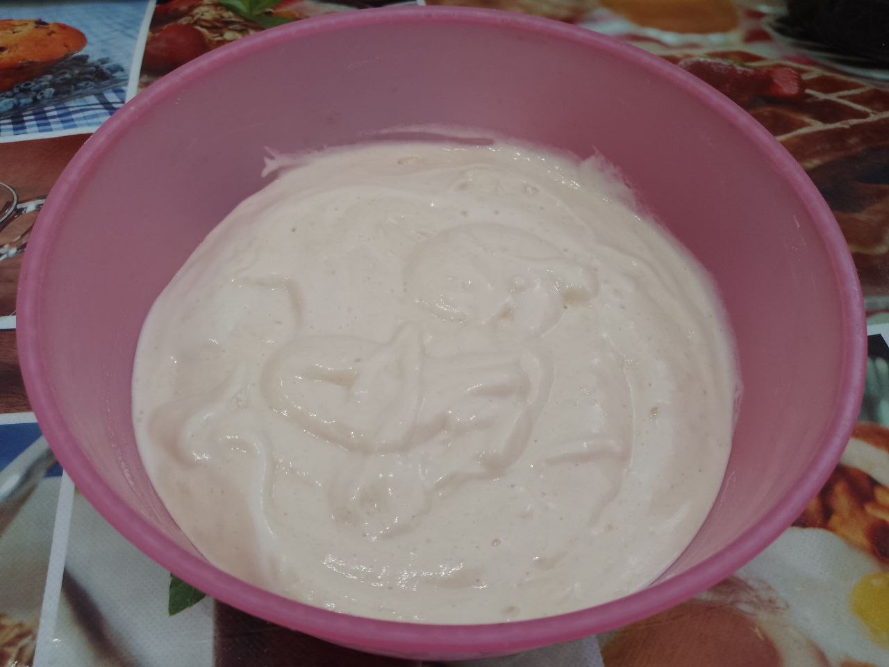 Бисквитный торт с клубникой и взбитыми сливками, нежный и вкусный: Муку просеиваем через сито и частями добавляем в тесто, перемешиваем.