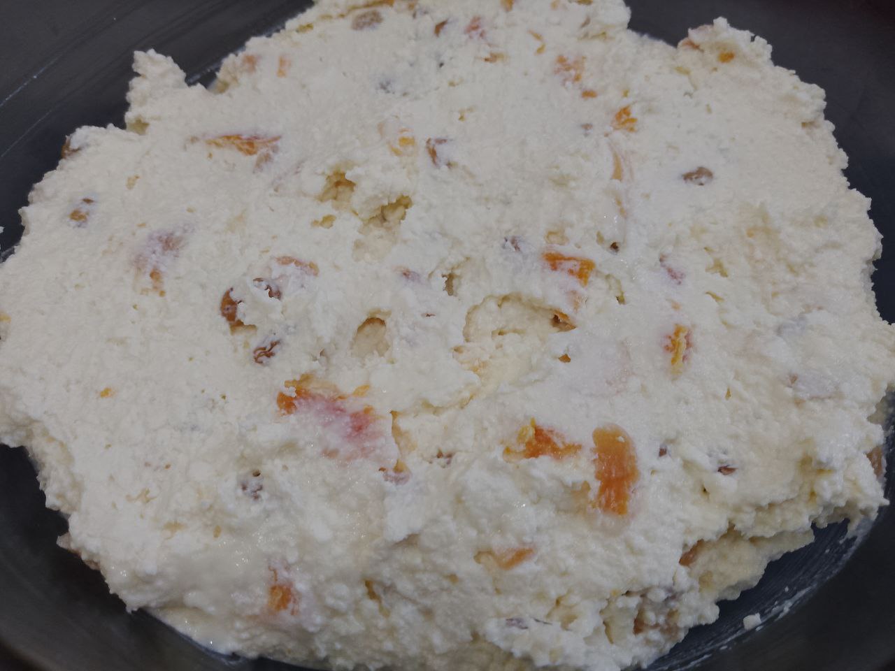 Десерт из творога, изюма и кураги, в шоколадной глазури: В творог добавляем смесь сметаны с сахаром, изюм и курагу, тщательно перемешиваем.