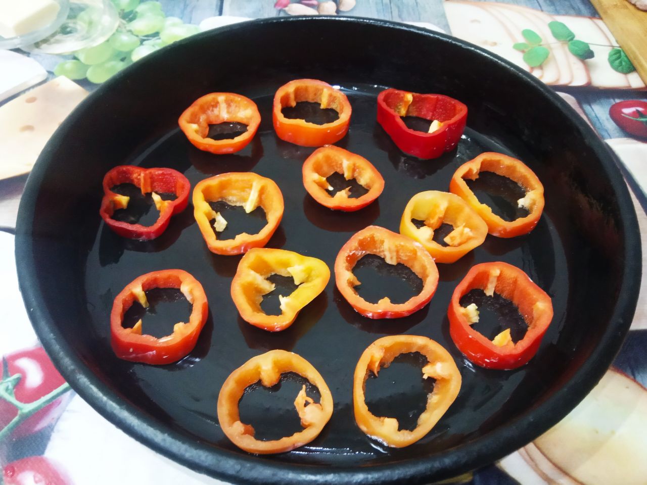 Картофель запеченный с фаршем, перцем и сыром, в духовке: Противень смазываем жиром и выкладываем кружочки перца.