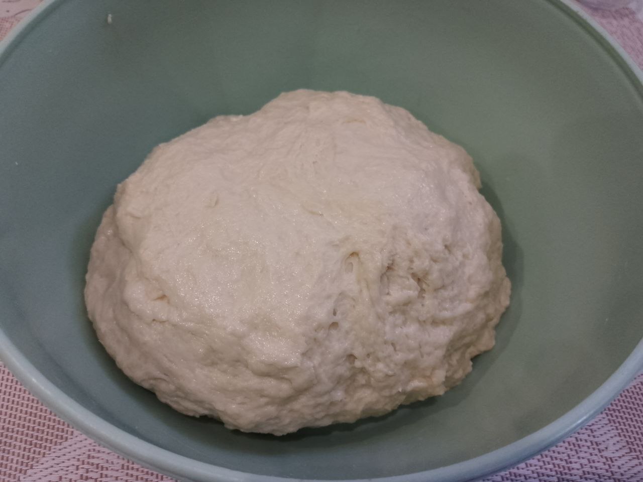Домашняя пицца с шампиньонами, колбасой, помидорами и сыром: Муку просеиваем через сито, смешиваем с солью и добавляем частями в смесь. Замешиваем мягкое и нежное тесто.