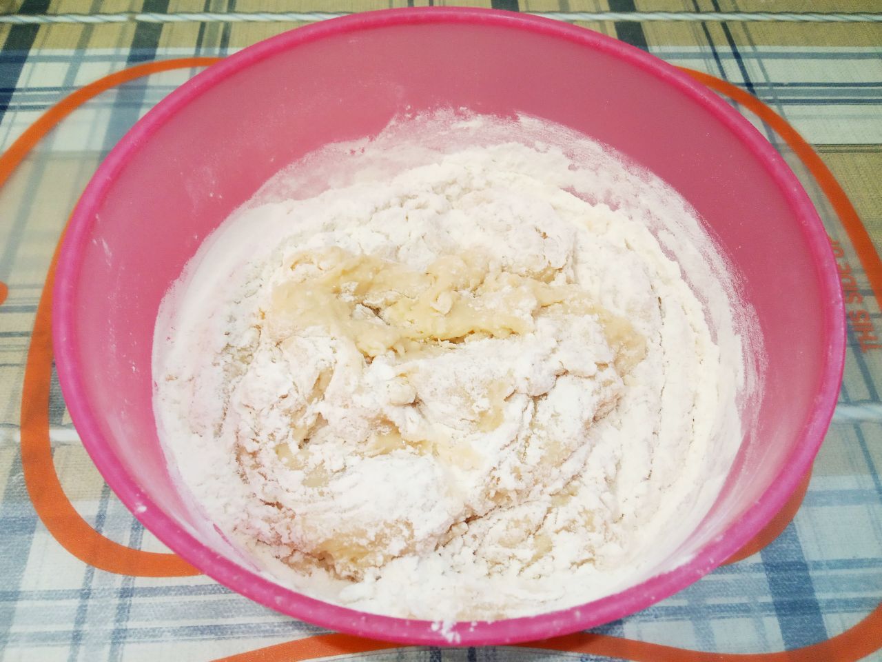 Воздушные и рассыпчатые рогалики с джемом: Всыпаем оставшуюся муку и далее замешиваем тесто руками. Тесто должно быть мягкое и нежное.