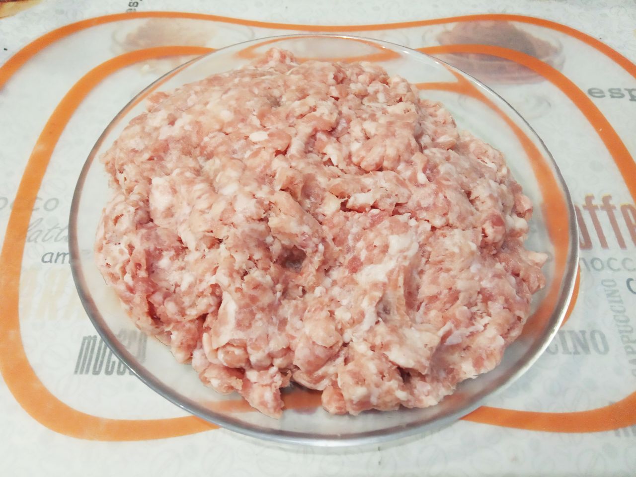 Мясные котлеты или зразы с грибами и сыром, в яичном кляре и сухарях: Мясо промываем, просушиваем, разрезаем на кусочки и пропускаем через мясорубку.