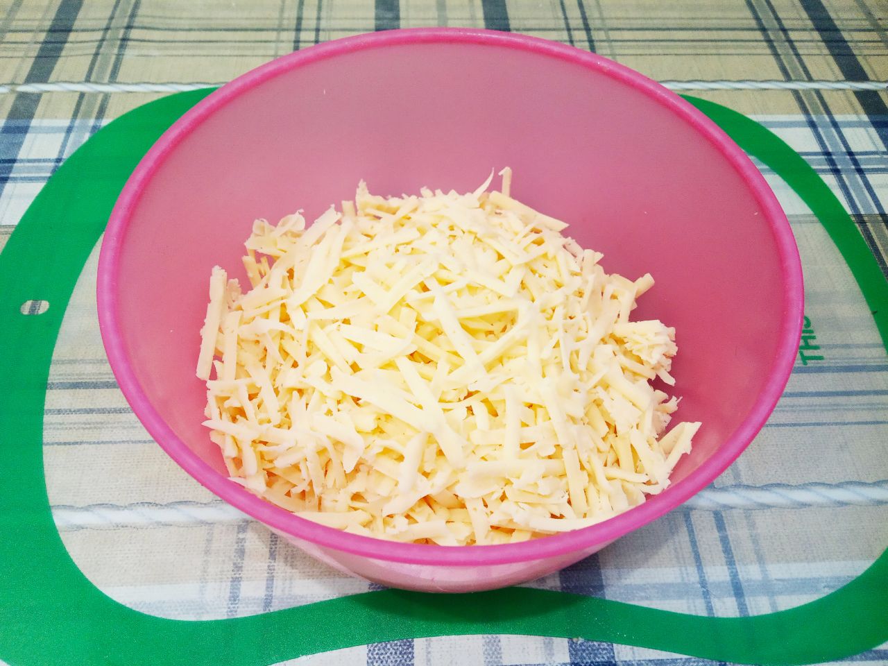 Аппетитные сырные блинчики с мясной начинкой: Приготовим сырное тесто для блинчиков. Твердый сыр натираем на крупной терке и выкладываем в емкость.